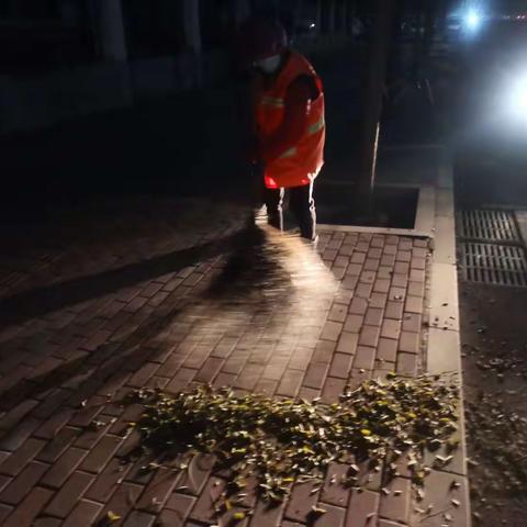 风吹落叶满地黄，环卫工人清扫忙