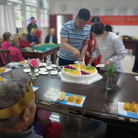 浓浓敬老情、温暖老人心季度生日会