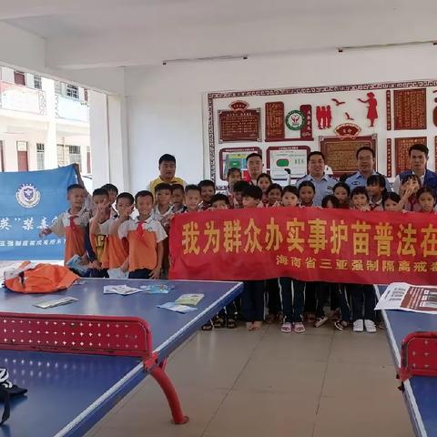 网格员深入学校开展禁毒宣传活动