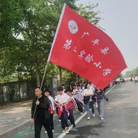 关爱学生   幸福成长——广平县第二实验小学亲子活动“放风筝”