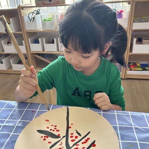 春花烂漫树吐绿，草长莺飞水涟漪