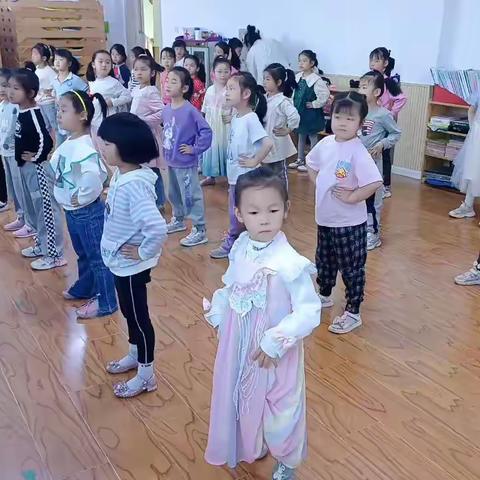 世纪贝儿幼儿园大班舞蹈社团活动