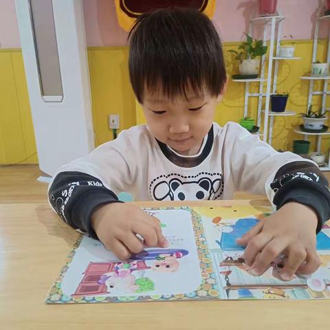 北京大风车幼儿园——快乐读书吧小小朗读者—李崇文