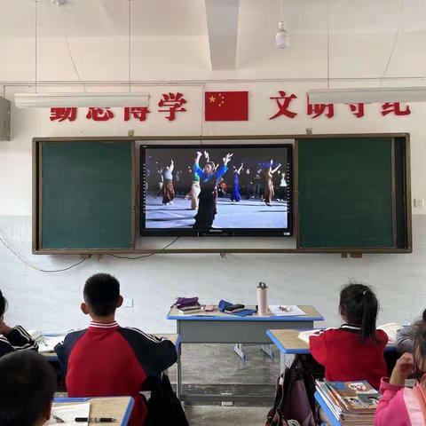 鲁纳乡窝坡小学开展民族团结教育活动