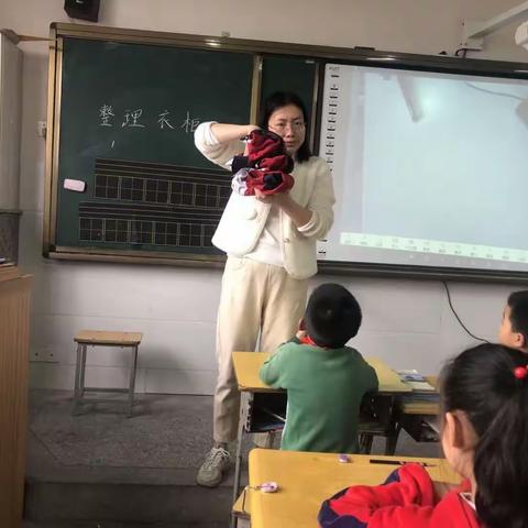 巧手叠衣  叠出精彩一记泉江小学二年级叠衣服比赛