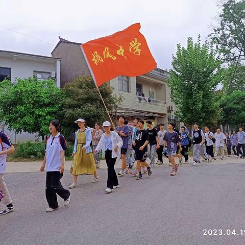 远足十里来回，累否？寻药千山万水，苦也！——记蕲春县胡风中学师生徒步参观李时珍纪念馆