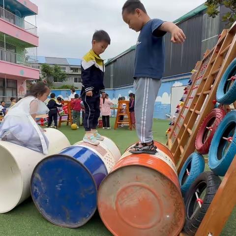 地方镇中心幼儿园中一班自主游戏——滚筒奇遇记