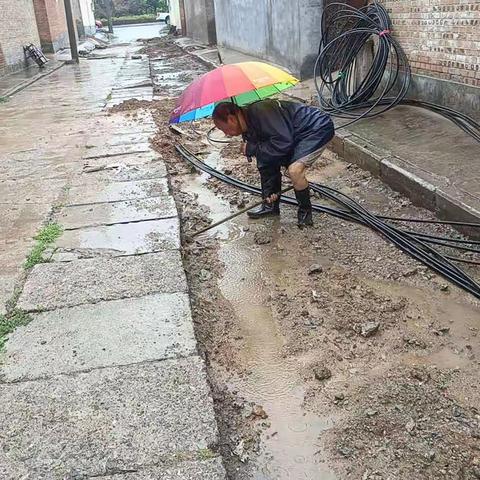 “加强雨天安全排查 确保居民出行安全”