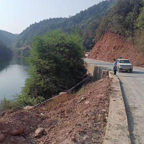 未雨绸缪—— 发窝派出所开展道路交通安全隐患排查工作