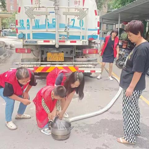 管道漏水居民用水难  街道应急送水暖民心