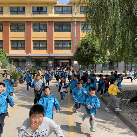 演练未雨绸缪时 防范能力记心间——文苑小学开展消防应急疏散安全演练活动