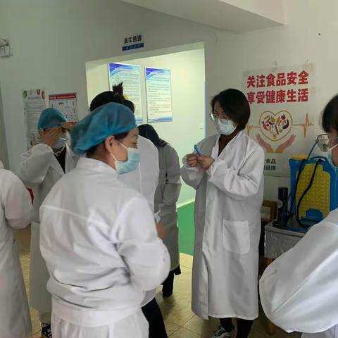 乌鲁木齐市第三十三小学携伙委会成员走进配餐公司关注食品安全与营养配餐