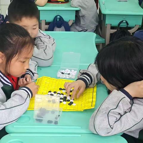 乐在“棋”中，“棋”乐融融——三(1)班课后托管五子棋活动。