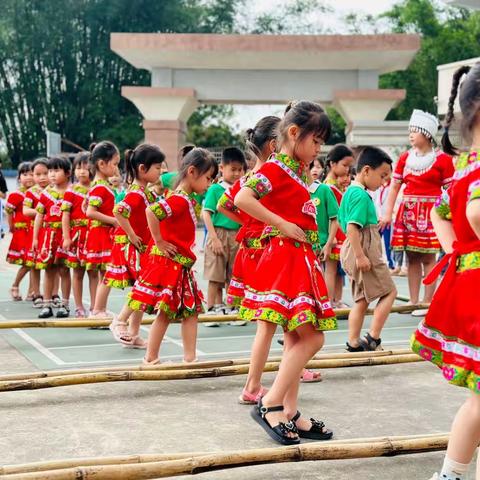 陆川县温泉镇中兴小学附属幼儿园三月三活动报道