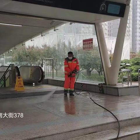 【快讯】立体式冲洗地铁口靓市容