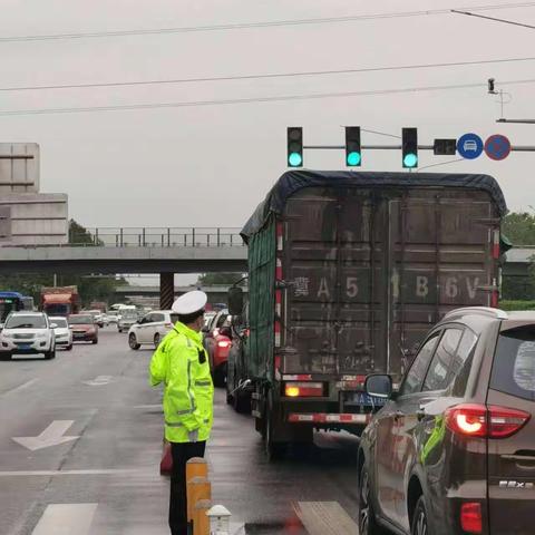 交警雨中执勤 坚守岗位保畅通