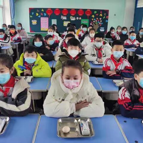关爱学生，幸福成长---铁路小学营养餐
