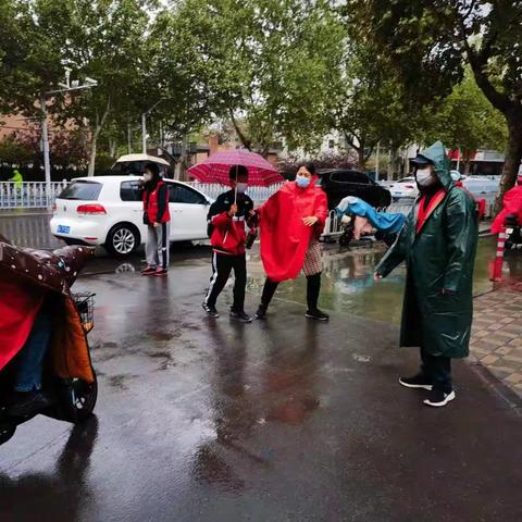 风里雨里，“友谊红”守护你—友谊大街小学二九中队执勤记