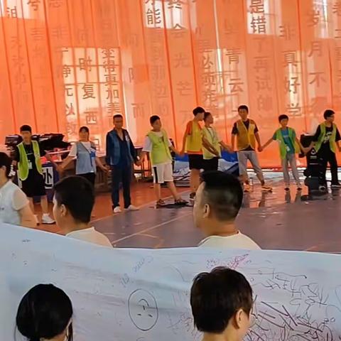 助学青少年，同圆中国梦——崇仁县第二中学关工委组织初中部举行“圆爱•中国梦”大型公益活动纪实