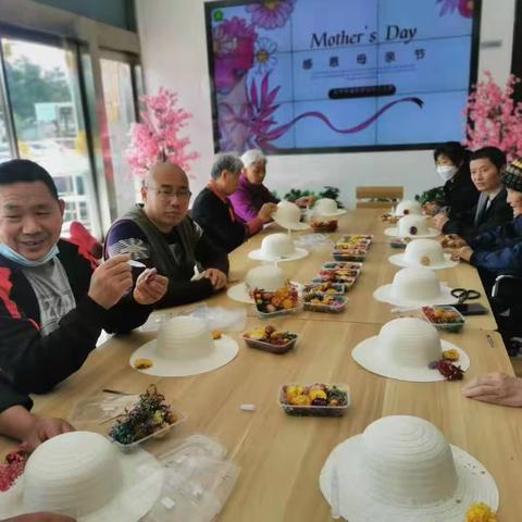 巧手做花帽，献礼母亲节