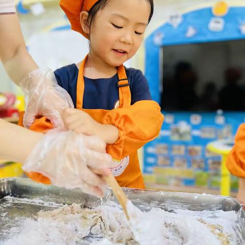 中二班食育课程《搓汤圆》的快乐成长