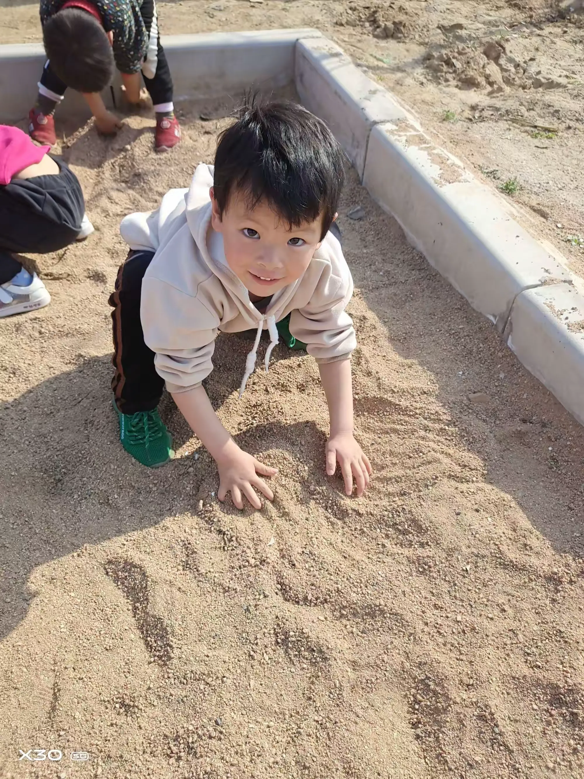 简篇-固河镇中心幼儿园窦集分园游戏案例——沙池玩玩乐