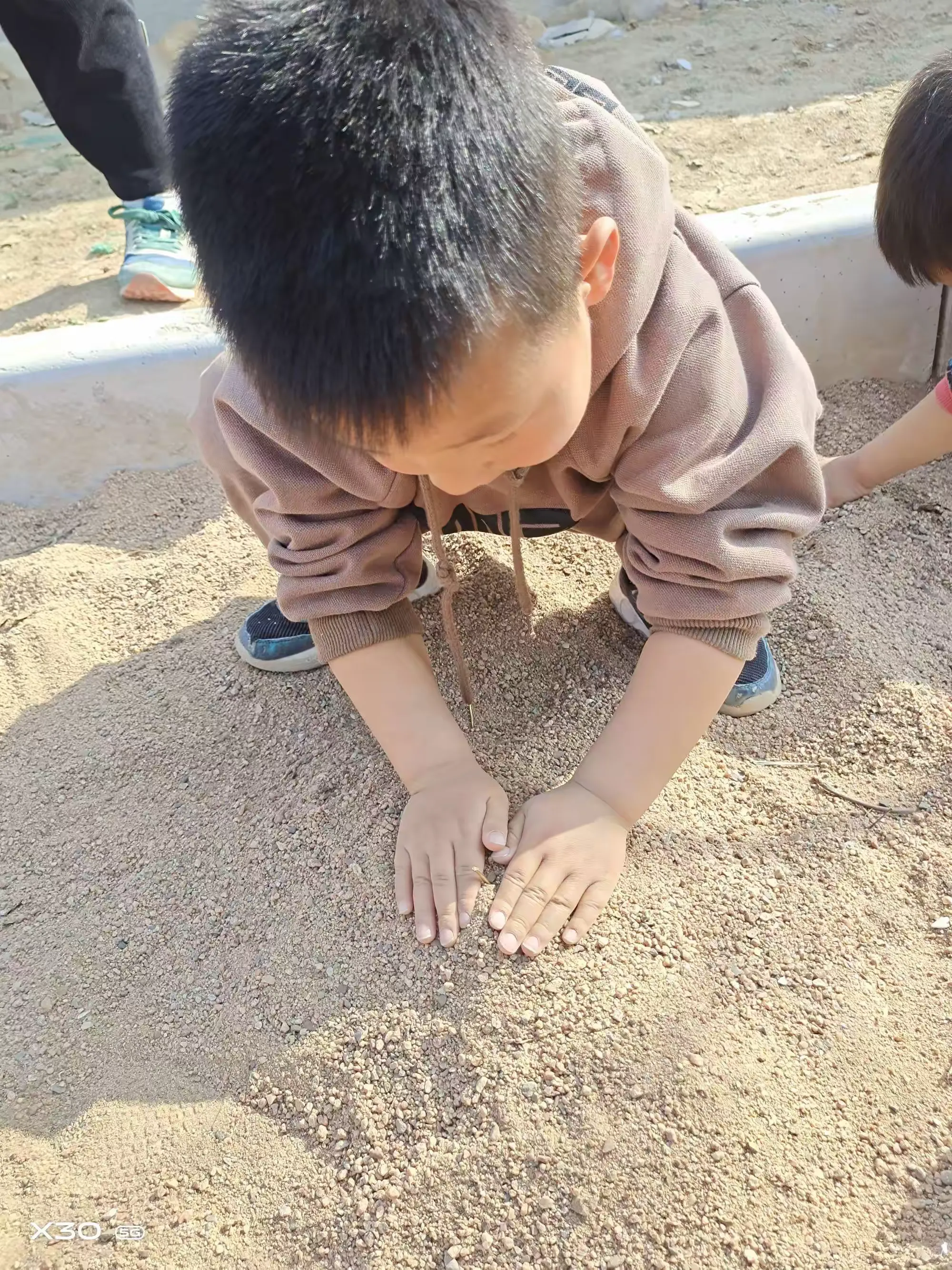 简篇-固河镇中心幼儿园窦集分园游戏案例——沙池玩玩乐