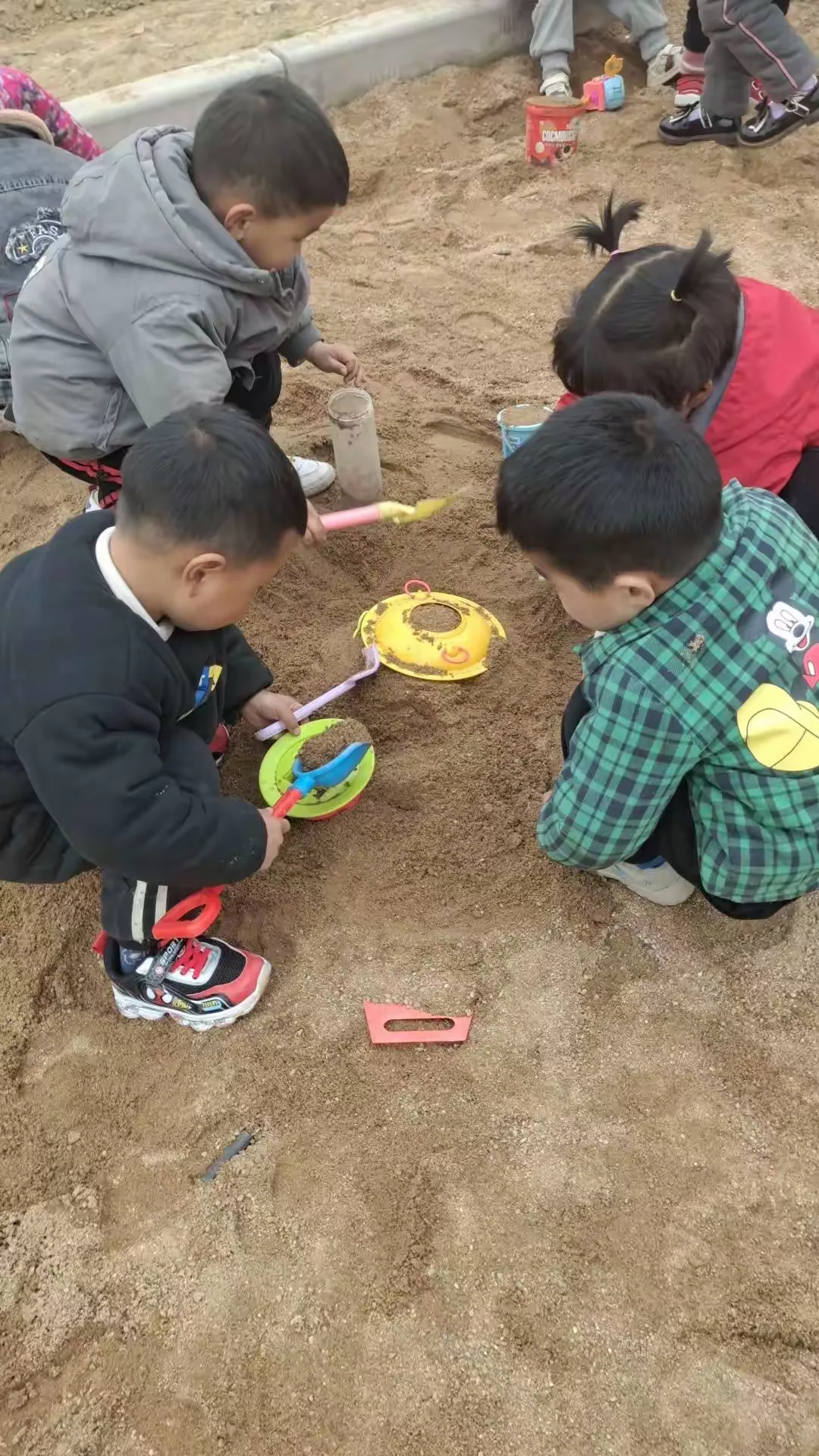 简篇-固河镇中心幼儿园窦集分园游戏案例——沙池玩玩乐