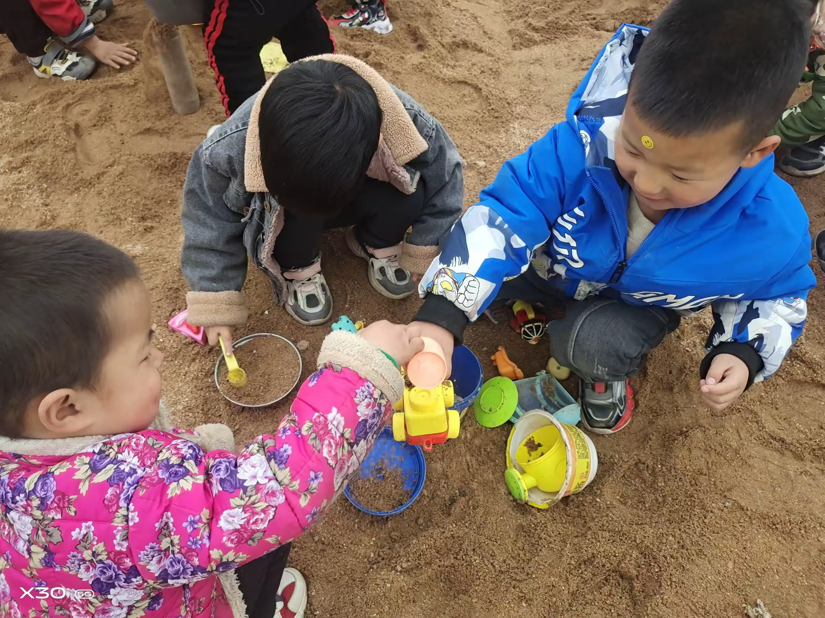 简篇-固河镇中心幼儿园窦集分园游戏案例——沙池玩玩乐