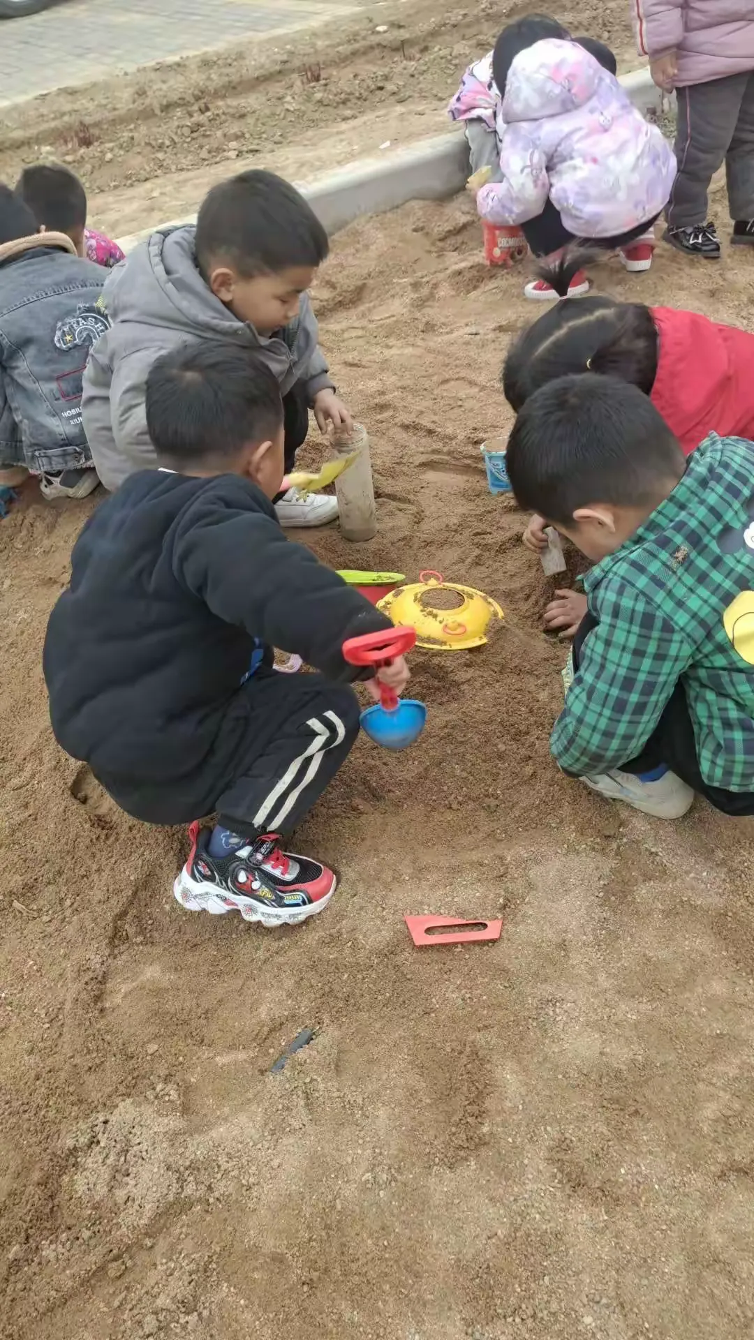 简篇-固河镇中心幼儿园窦集分园游戏案例——沙池玩玩乐