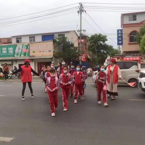 爱心护学岗，平安护成长——二实小家长爱心护学岗纪实