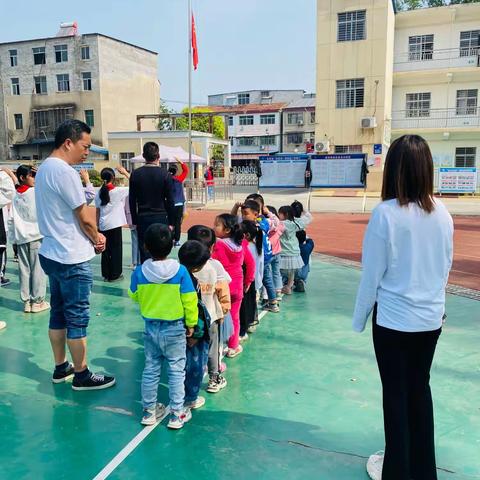 卢坡小学附属幼儿园“快乐启迪每一天”大班一周生活