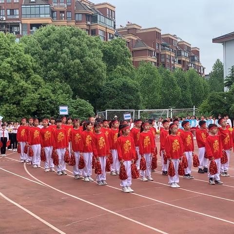 扬帆把舵 奋勇拼搏｜东小四年级三班参加校第五届田径运动会活动