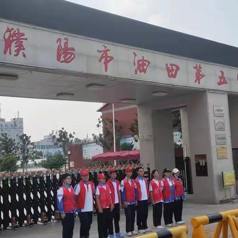 学习雷锋在路上，志愿服务我先行——濮阳市油田五中七年级六班同学开展学雷锋活动