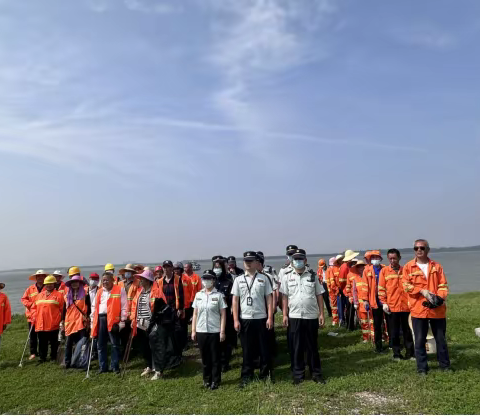 沿江垃圾大扫除，左岭焕发新面貌