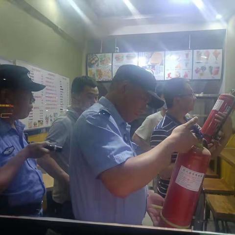 消防挂心间 夜查保平安——三乡派出所深入辖区开展消防夜查行动