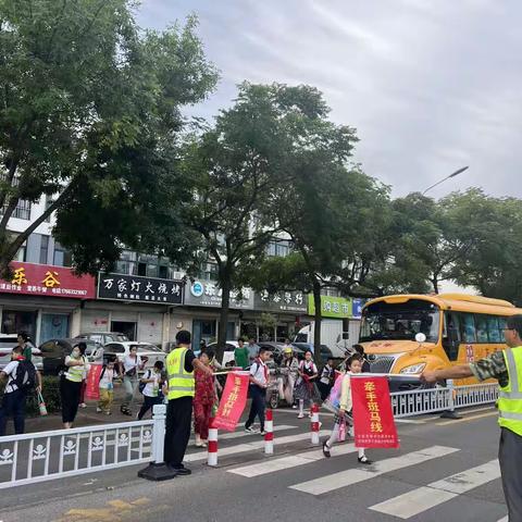 一路有你，感恩同行--日照市第三实验小学毛毛虫中队家长护学执勤