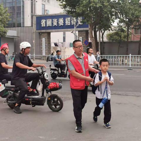 站好护学岗，守护上学安全路----友谊大街小学2（6）班家长志愿者护航