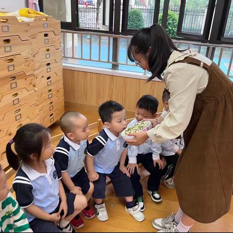 恒大凯奇幼儿园小二班4月份食育课—槐花糕