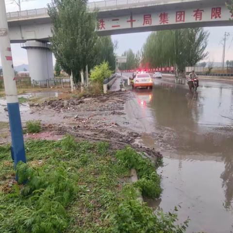 践行群众无小事：迅速处置路面积水 保障群众出行安全