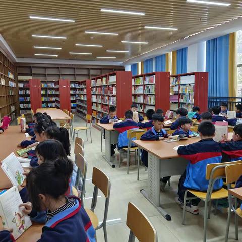 童心看世界，书香伴成长—记录楚英71班读书日活动