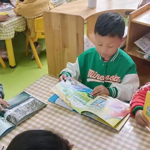大二班：读书是无言的欢喜，思想的跋涉，书能让我们成为更好的自己，大二班孩子们进行读书活动。