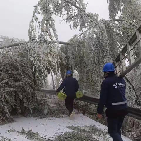 山顶冰雪堆积，谨慎潺潺前行，只为通讯畅通——汨罗电信，我们一直在路上