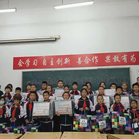 大箐山县朗乡小学2023-2024年“益起来 希望工程暖冬爱心行动”发放仪式