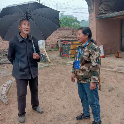 雨天排查危房隐患，保障居民生活安全