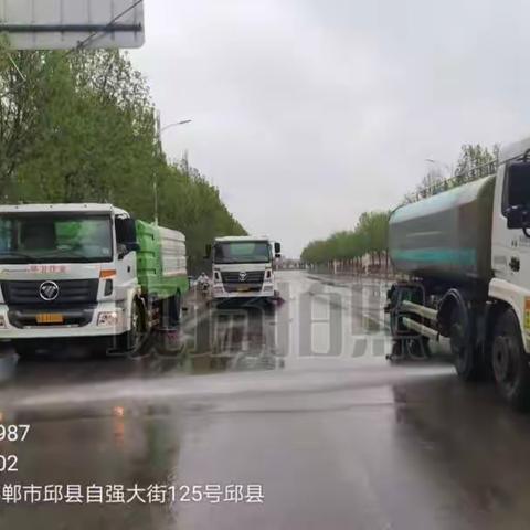 【借雨洗城、城市更清新】——县公用事业服务中心积极开展“借”雨洗城行动