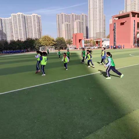 快乐足球，健康成长！－－－泾河新城第一小学2023年秋季班级足球联赛精彩瞬间之一