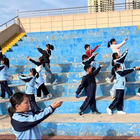 鲁山县实验学校特色社团活动———小百灵合唱社团