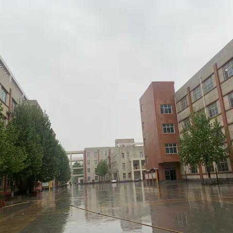 关爱学生幸福成长——肥乡区第二实验小学温情阴雨天