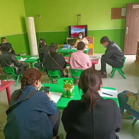 登封市嵩阳办博爱幼儿园﻿家长陪餐月活动开展情况